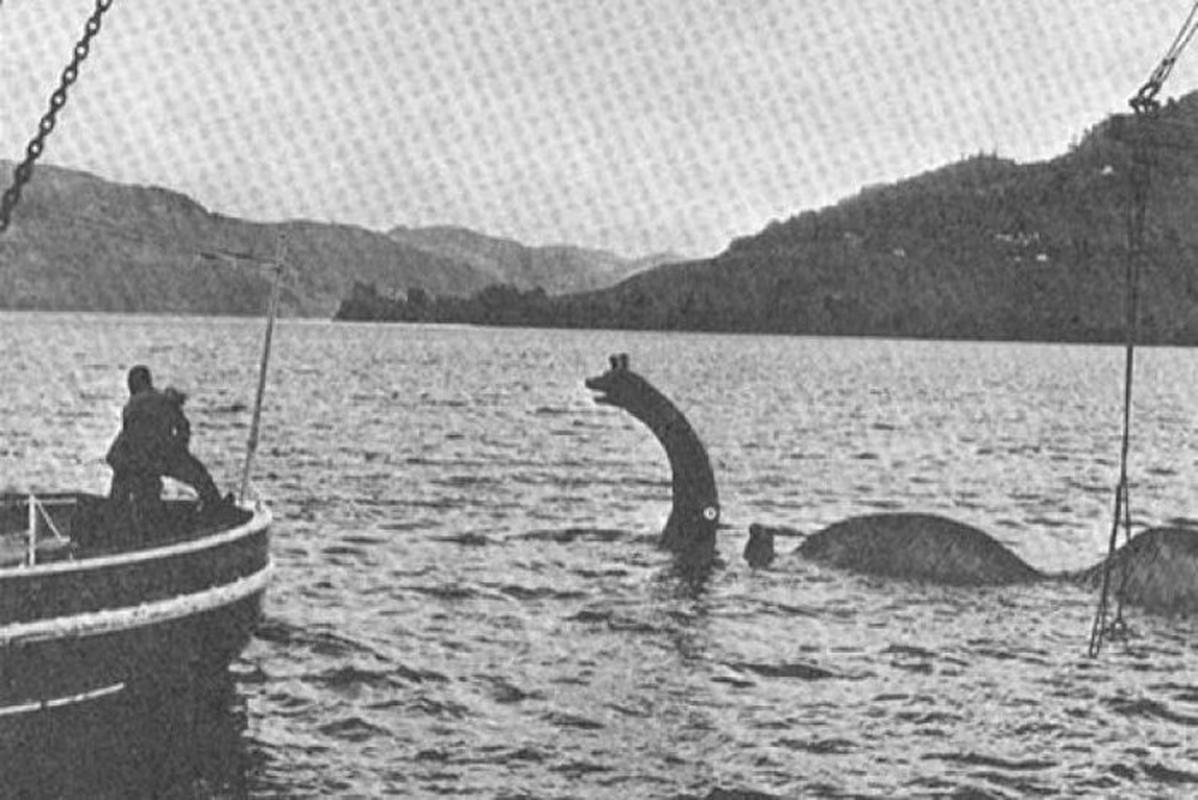             Đang dạo chơi, hốt hoảng thấy quái vật hồ Loch Ness 'hiện hồn'    
