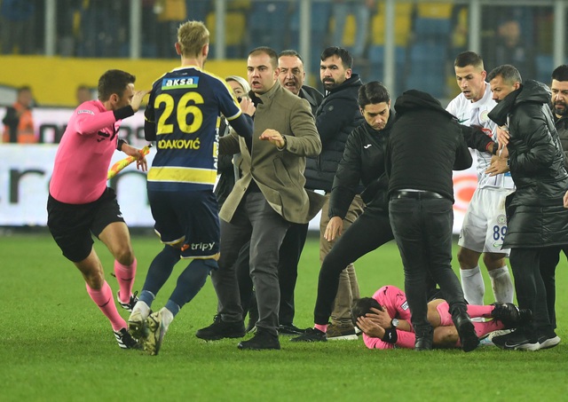 View -             Trọng tài bị tấn công dã man, bóng đá Thổ Nhĩ Kỳ hỗn loạn    