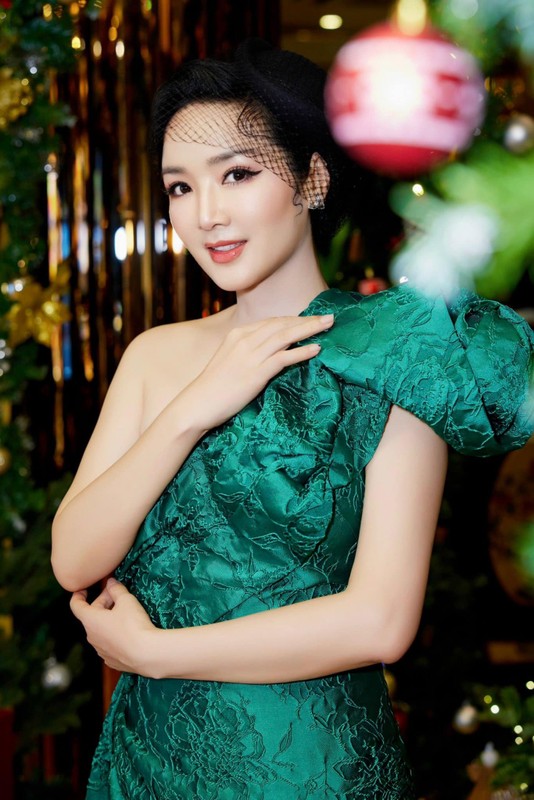 Biệt thự 'đi mỏi chân' của Hoa hậu 'độc nhất vô nhị' Việt Nam