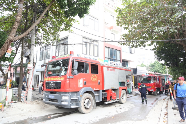View -             Hà Nội: Cháy lớn tại cửa hàng cơ khí, phế liệu tại Nam Từ Liêm    