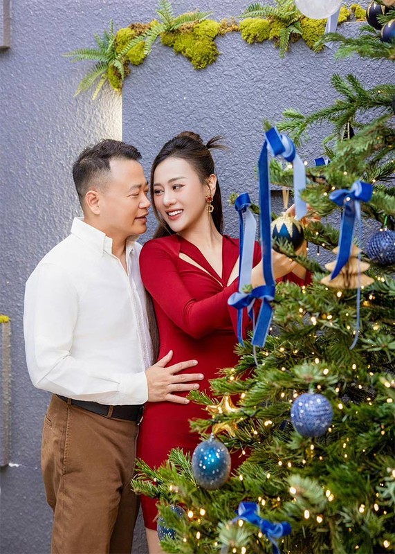 View -             Bà bầu Phương Oanh xinh đẹp chụp ảnh Giáng sinh cùng chồng đại gia    