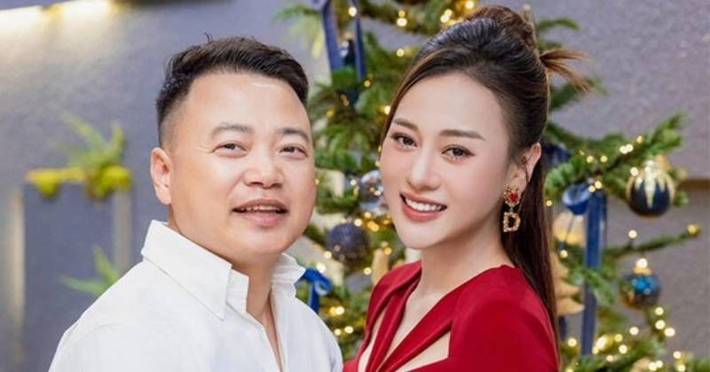             Bà bầu Phương Oanh xinh đẹp chụp ảnh Giáng sinh cùng chồng đại gia    