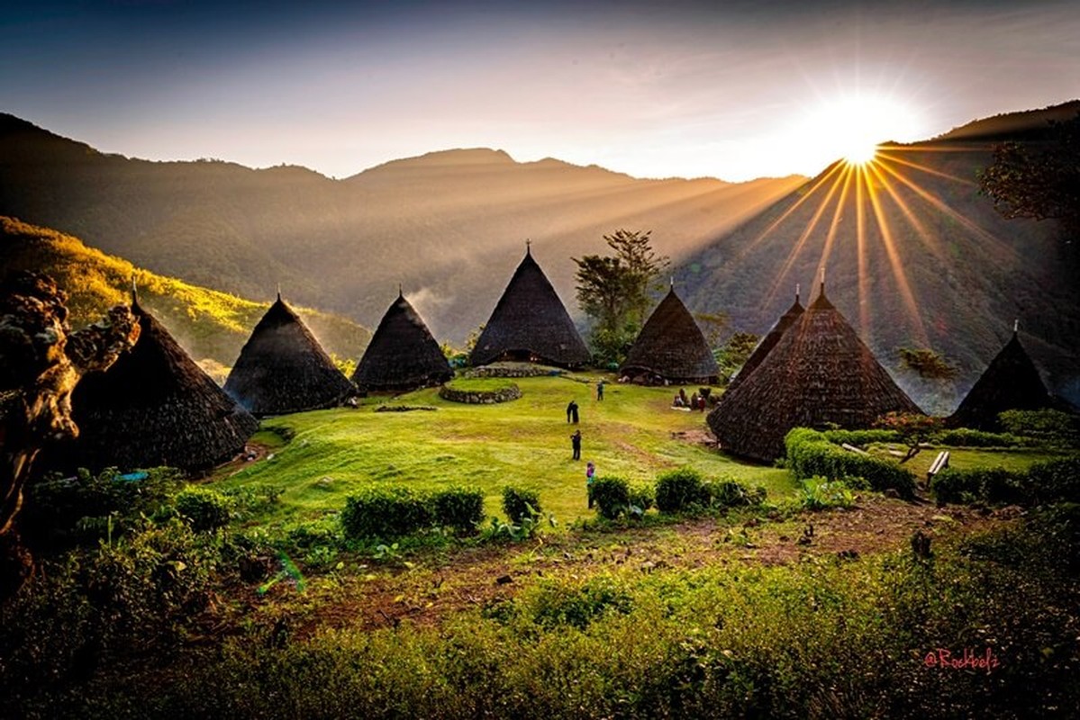 Lạ lùng ngôi làng cổ biệt lập nằm giữa rừng sâu ở Indonesia