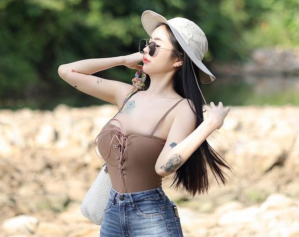 View -             Đỏ mặt hot girl siêu vòng 1 diện nội y khoe dáng nuột    