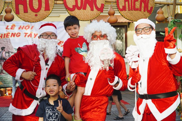 View -             Khi GenZ thành ông già Noel, 'chạy show' phát quà kiếm tiền triệu mỗi ngày: Có hôm làm từ 6 giờ sáng đến đêm    