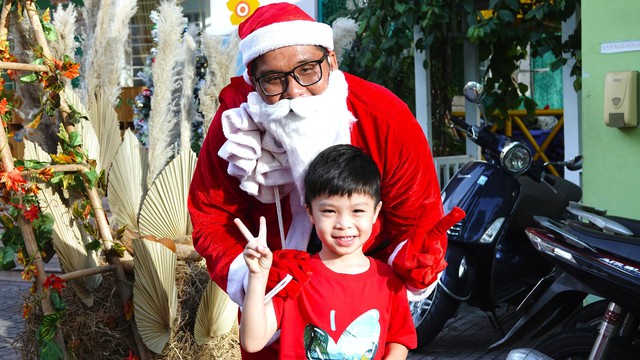 View -             Khi GenZ thành ông già Noel, 'chạy show' phát quà kiếm tiền triệu mỗi ngày: Có hôm làm từ 6 giờ sáng đến đêm    