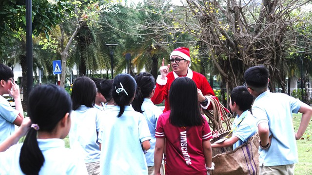 View -             Khi GenZ thành ông già Noel, 'chạy show' phát quà kiếm tiền triệu mỗi ngày: Có hôm làm từ 6 giờ sáng đến đêm    