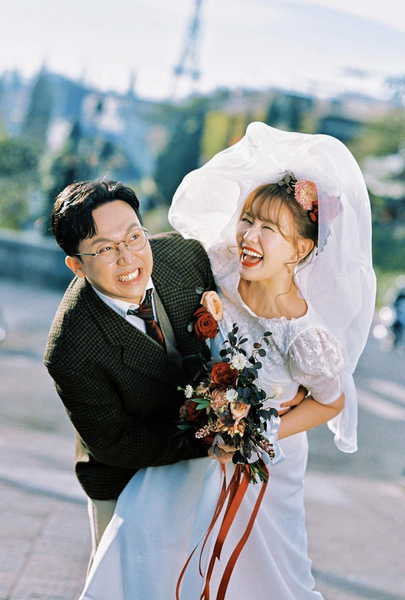 View -             Trần Thành - Hari Won tung ảnh cưới theo concept hoài cổ, dân mạng mỏi tay thả tim    