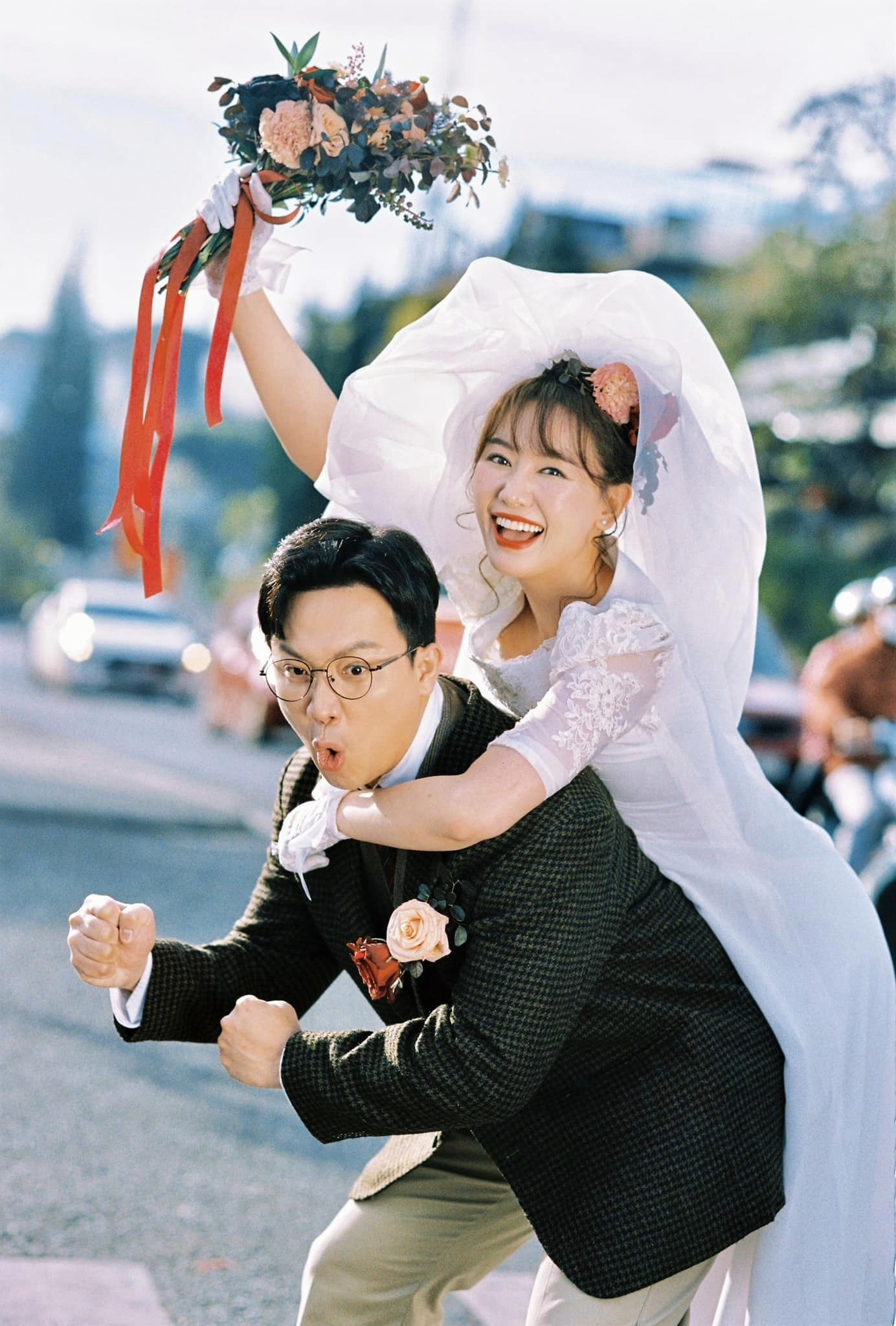 View -             Trần Thành - Hari Won tung ảnh cưới theo concept hoài cổ, dân mạng mỏi tay thả tim    