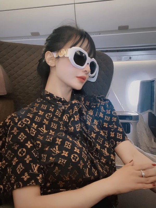             Vợ đại gia Minh Nhựa tự tung ảnh 'cam thường', netizen bàn tán xôn xao    