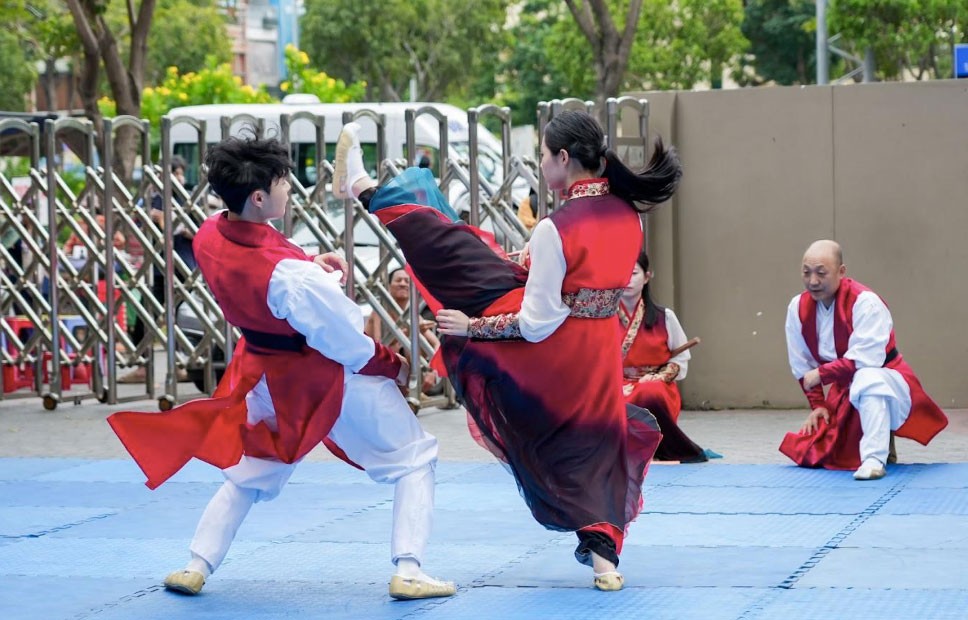 View -             Sinh viên trường song ngữ 'đến gần' hơn với Hàn Quốc qua nhiều hoạt động quốc tế    