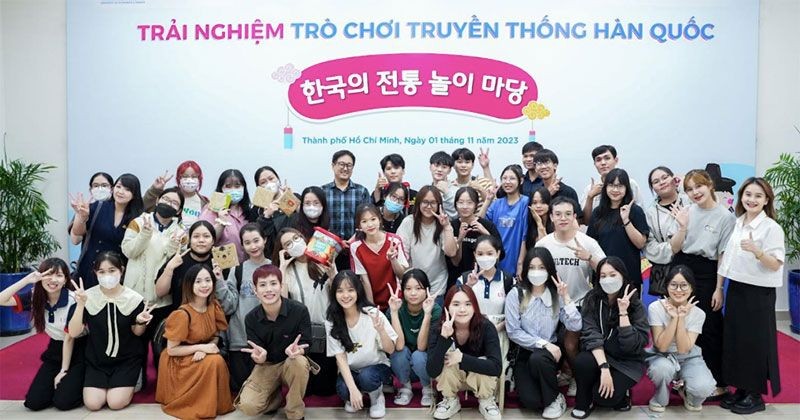 View -             Sinh viên trường song ngữ 'đến gần' hơn với Hàn Quốc qua nhiều hoạt động quốc tế    