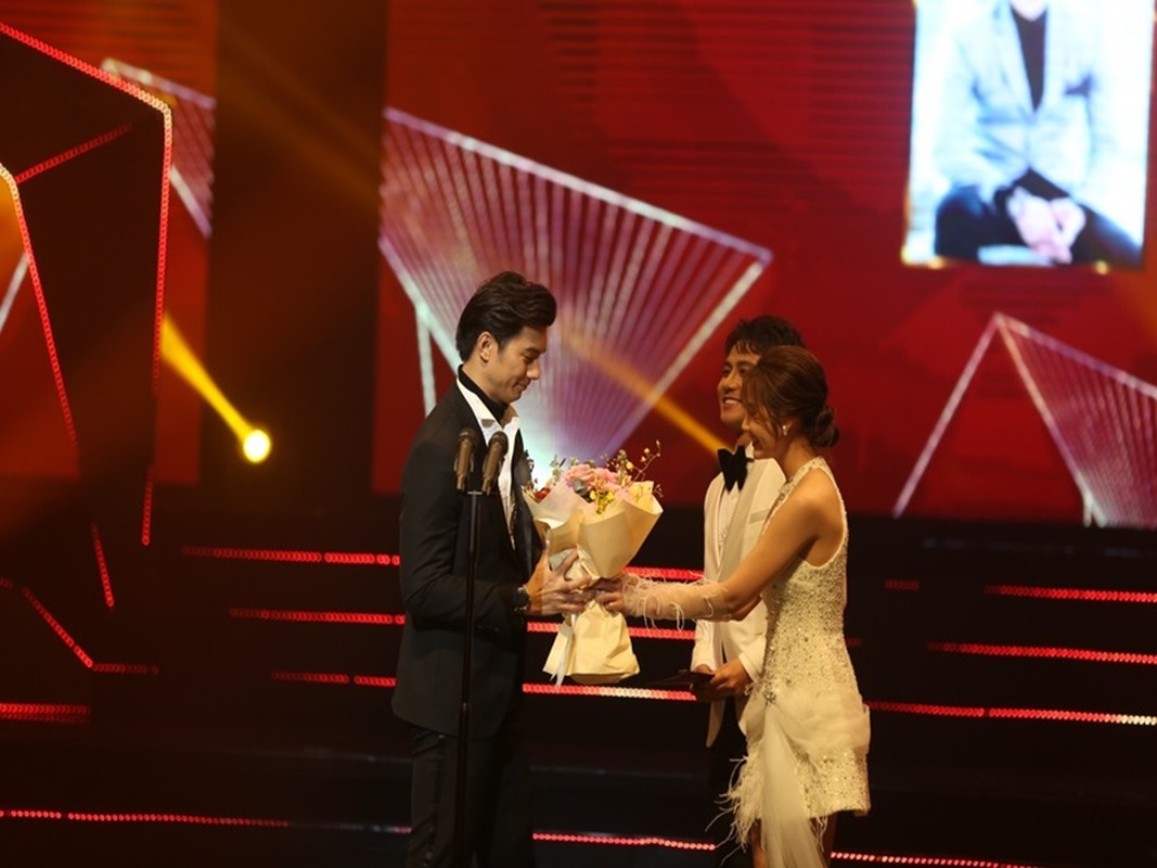 View -             Nhan Phúc Vinh nói gì khi vượt NSƯT Hoàng Hải thắng giải VTV Awards?    