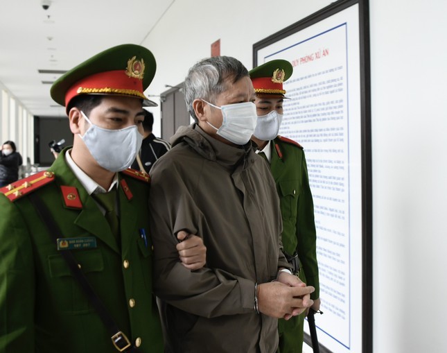 View -             Xét xử vụ Việt Á: Hình ảnh 2 cựu Bộ trưởng và 36 bị cáo bị dẫn giải đến tòa    