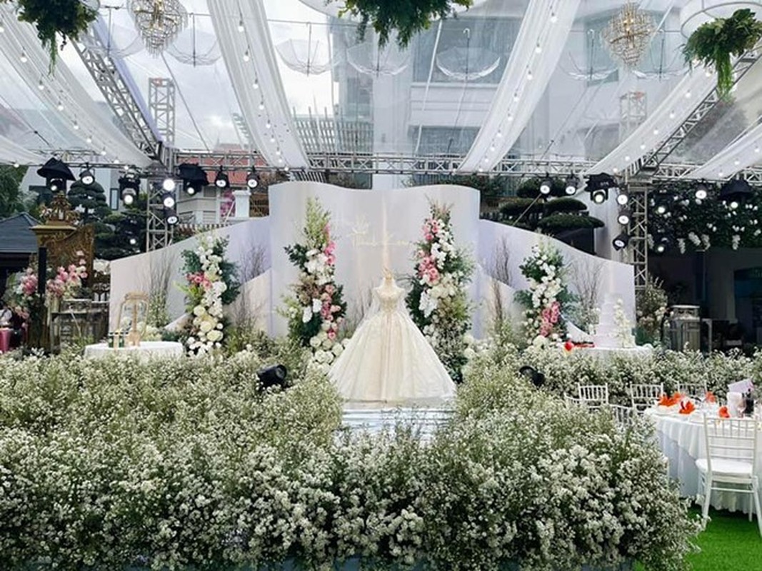             Nhan sắc cô dâu trong đám cưới mâm cỗ 28 triệu ở Quảng Ninh    