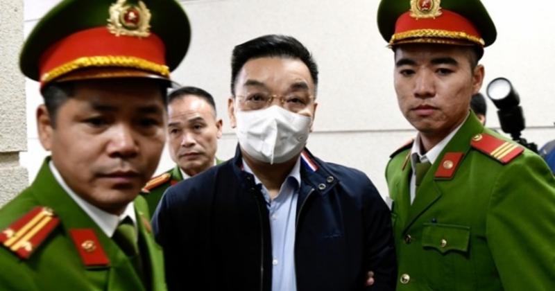 View -             Xét xử vụ Việt Á: Hình ảnh 2 cựu Bộ trưởng và 36 bị cáo bị dẫn giải đến tòa    