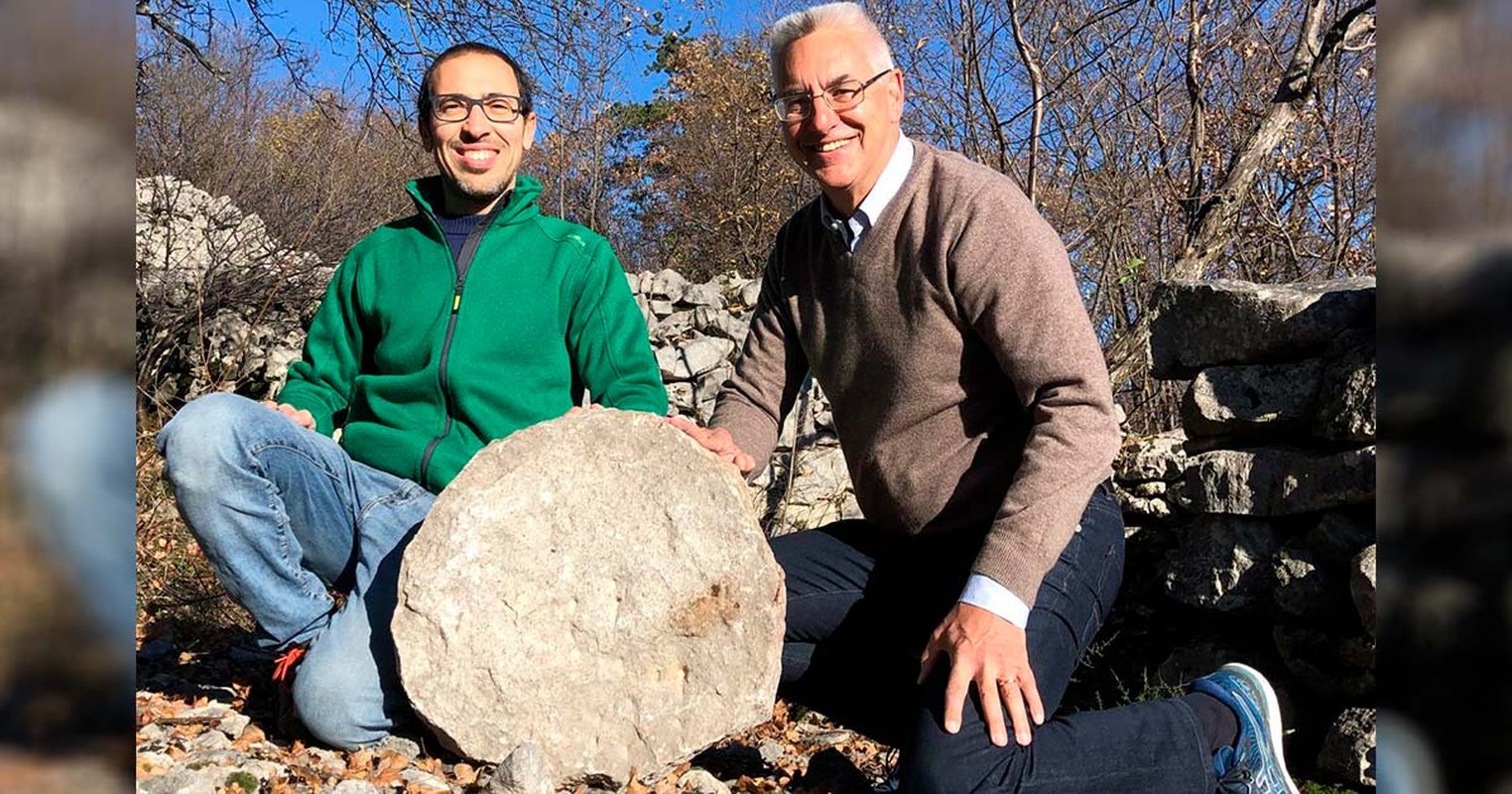 View -             Phát hiện tảng đá 2.400 tuổi, lộ bí mật chấn động cả thế giới    