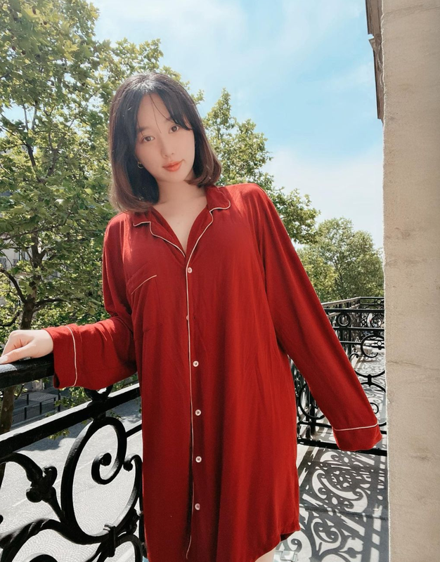 View -             Nữ streamer ngoại quốc ăn mặc táo bạo đến du lịch Đà Nẵng    