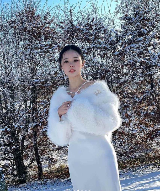 View -             Nữ giảng viên Midu diện váy lụa mỏng giữa cánh đồng tuyết    