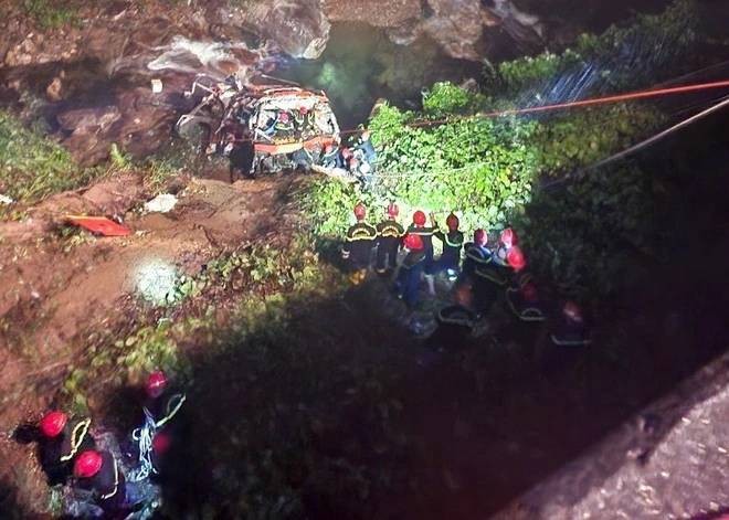 View -             Hiện trường cứu hộ các nạn nhân vụ xe khách lao xuống vực ở Cao tốc La Sơn - Túy Loan    