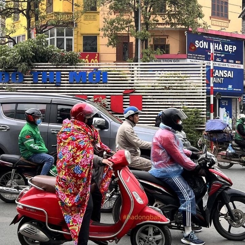 View -             Quấn chăn chống rét khi đi xe máy, dân mạng chia phe tranh cãi    
