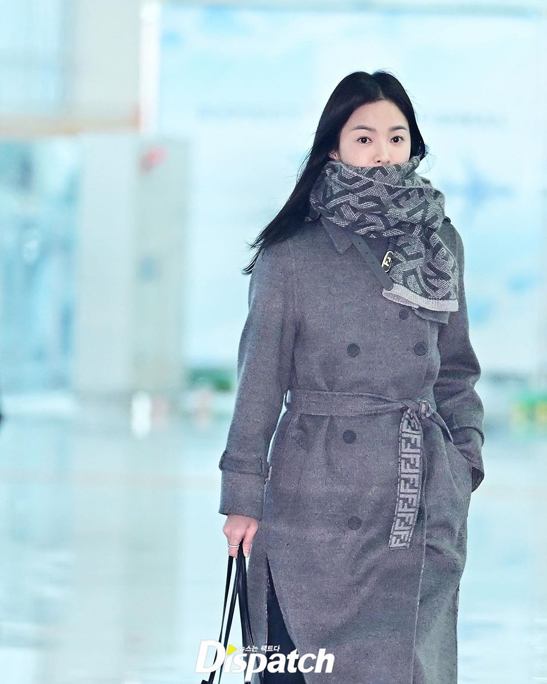 View -             Song Hye Kyo đẹp tỏa sáng tại sân bay sang Pháp, mặt mộc chuẩn 'nữ thần' ở tuổi 42 khiến công chúng xuýt xoa    