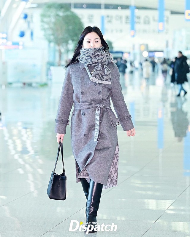View -             Song Hye Kyo đẹp tỏa sáng tại sân bay sang Pháp, mặt mộc chuẩn 'nữ thần' ở tuổi 42 khiến công chúng xuýt xoa    