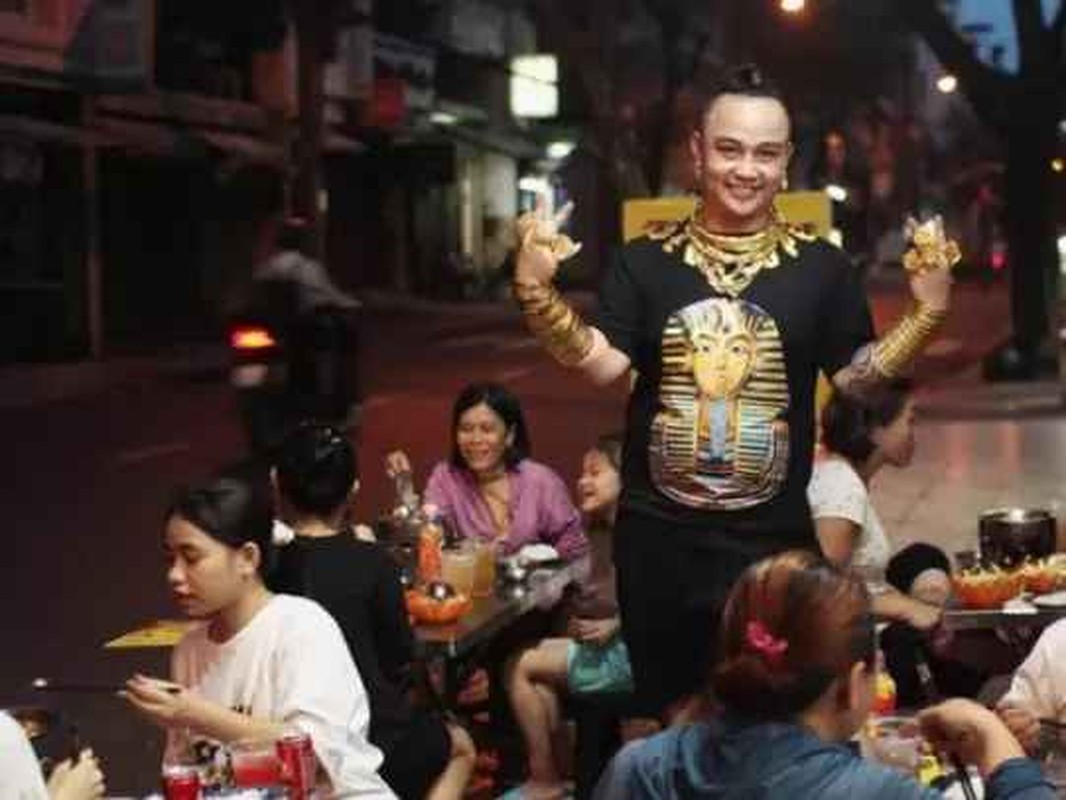 View -             Đại gia Sài Gòn đeo trăm cây vàng để đứng bán hàng giờ ra sao?    