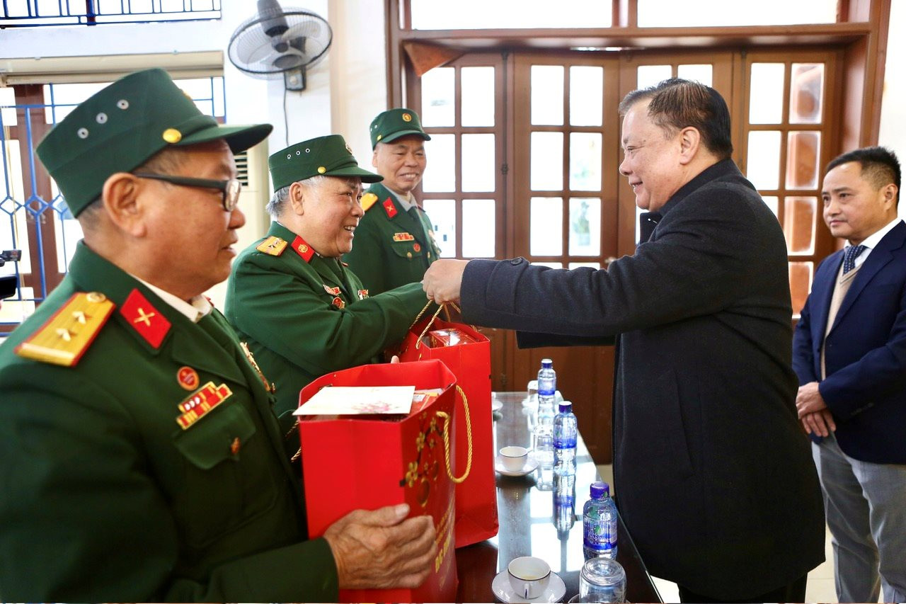             Đồng chí Đinh Tiến Dũng chúc Tết, tặng quà hộ nghèo và công nhân, lao động tại Hà Nam, Ninh Bình    