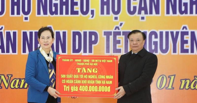 View -             Đồng chí Đinh Tiến Dũng chúc Tết, tặng quà hộ nghèo và công nhân, lao động tại Hà Nam, Ninh Bình    