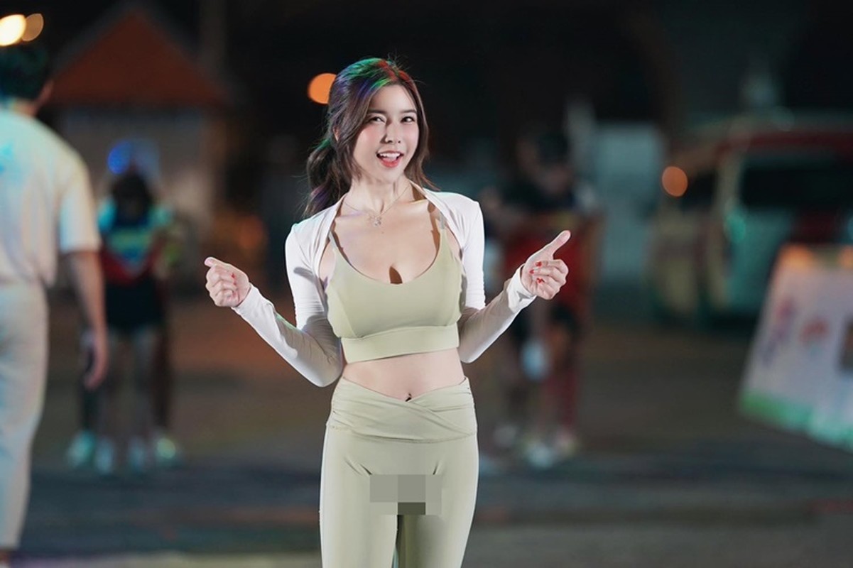 View -             Hot girl diện quần tập bó chẽn chạy bộ, lộ điểm nhạy cảm    