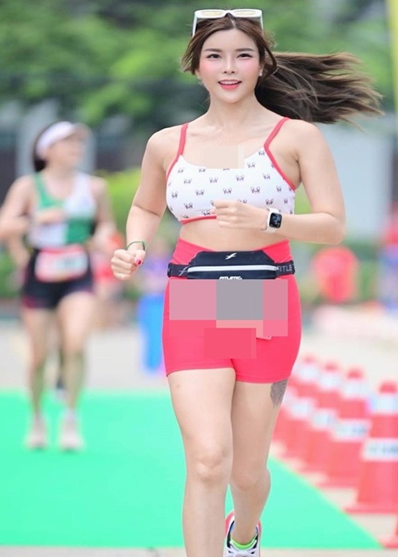 View -             Hot girl diện quần tập bó chẽn chạy bộ, lộ điểm nhạy cảm    