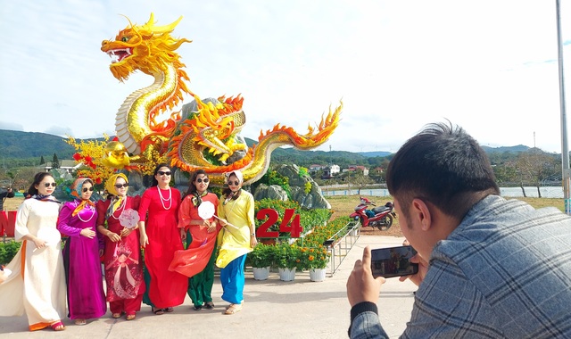 View -             Linh vật rồng vừa được đặt ở Công viên Lao Bảo đã nhận được nhiều lời khen    