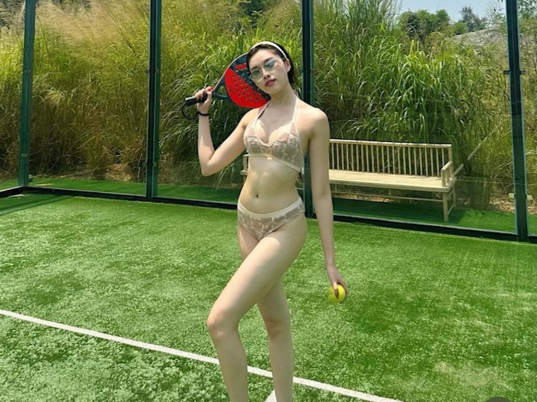 View -             Nữ MC 'chân dài nhất Việt Nam' táo bạo diện bikini chơi Tennis    