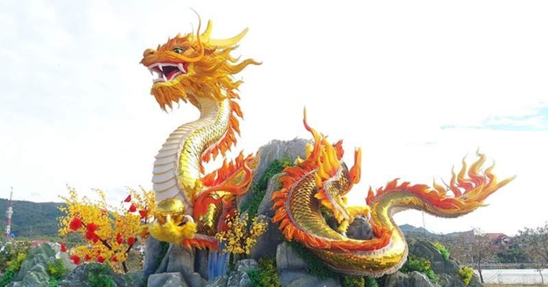 View -             Linh vật rồng vừa được đặt ở Công viên Lao Bảo đã nhận được nhiều lời khen    