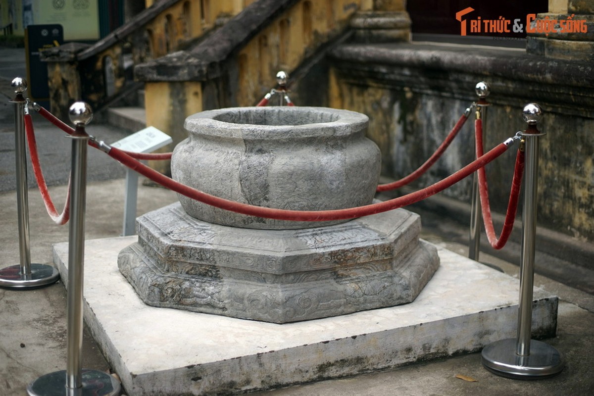 View -             Cận cảnh giếng đá cổ mang hoa văn đế vương phát lộ ở Hà Nội    