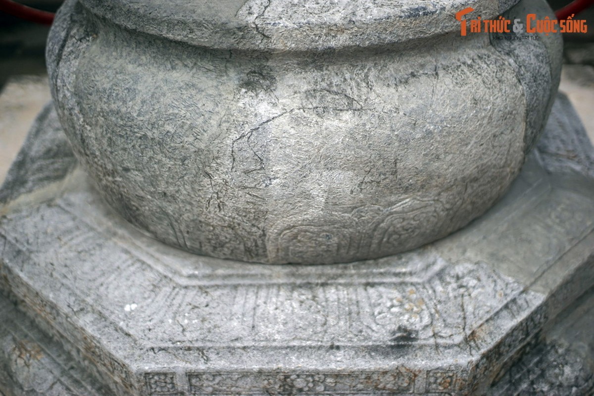 View -             Cận cảnh giếng đá cổ mang hoa văn đế vương phát lộ ở Hà Nội    