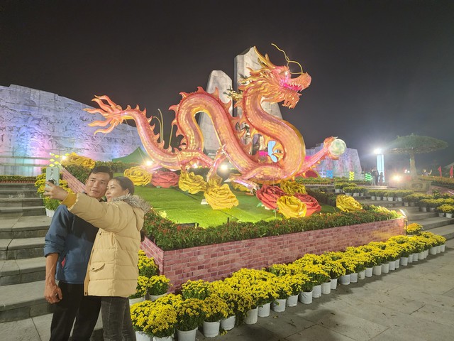 View -             Vẻ đẹp cặp linh vật rồng 'song long chầu ngọc' ở Quảng Bình    