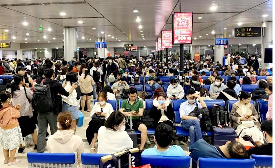 View -             Hàng nghìn người chen chúc ở sân bay Tân Sơn Nhất để về quê ăn Tết    