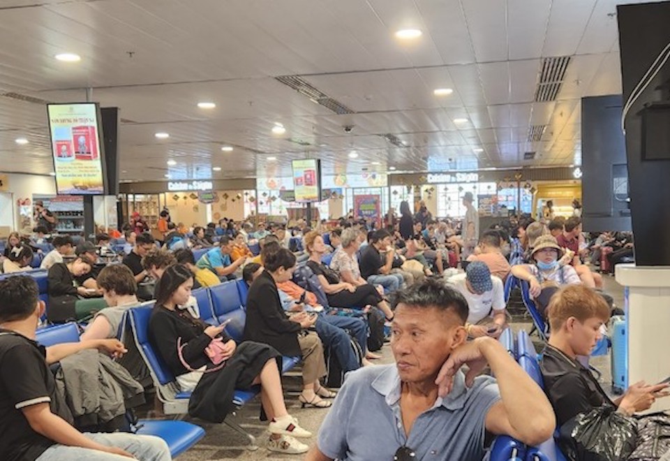             Hàng nghìn người chen chúc ở sân bay Tân Sơn Nhất để về quê ăn Tết    