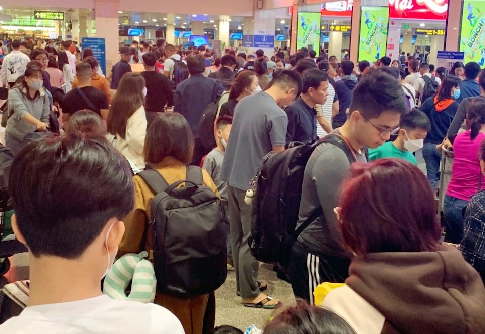 View -             Hàng nghìn người chen chúc ở sân bay Tân Sơn Nhất để về quê ăn Tết    