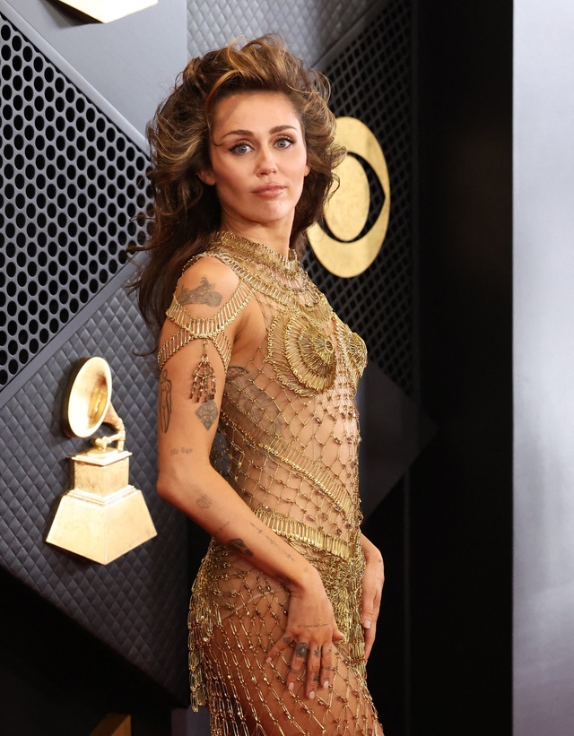             Miley Cyrus mặc 'váy lưới', Dua Lipa gợi cảm tại Grammy 2024    