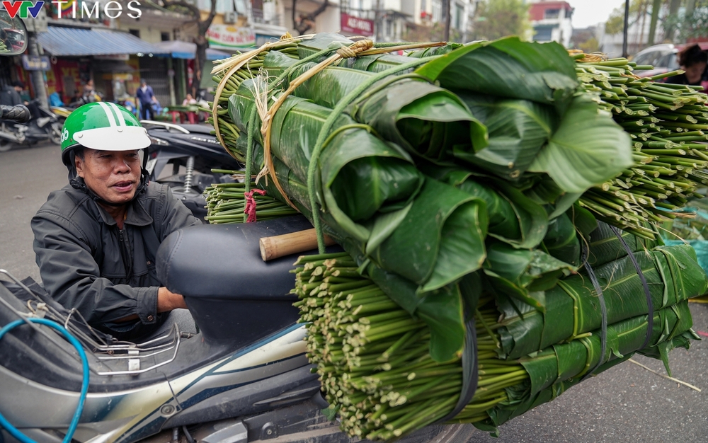             Hà Nội: Nhộn nhịp chợ lá dong ngày cận Tết    