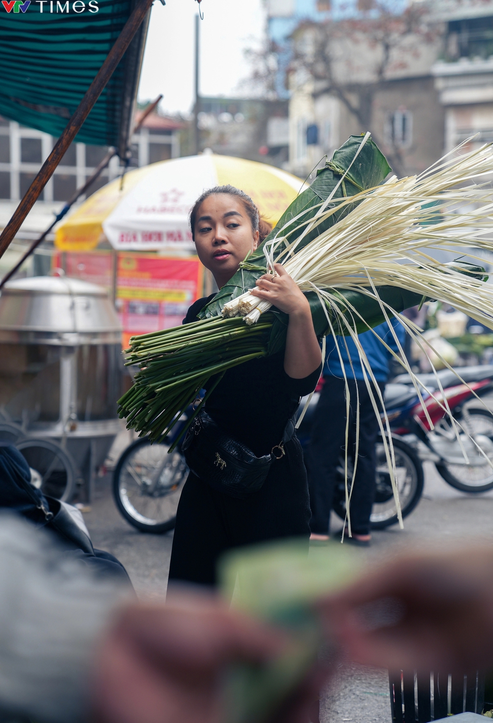             Hà Nội: Nhộn nhịp chợ lá dong ngày cận Tết    