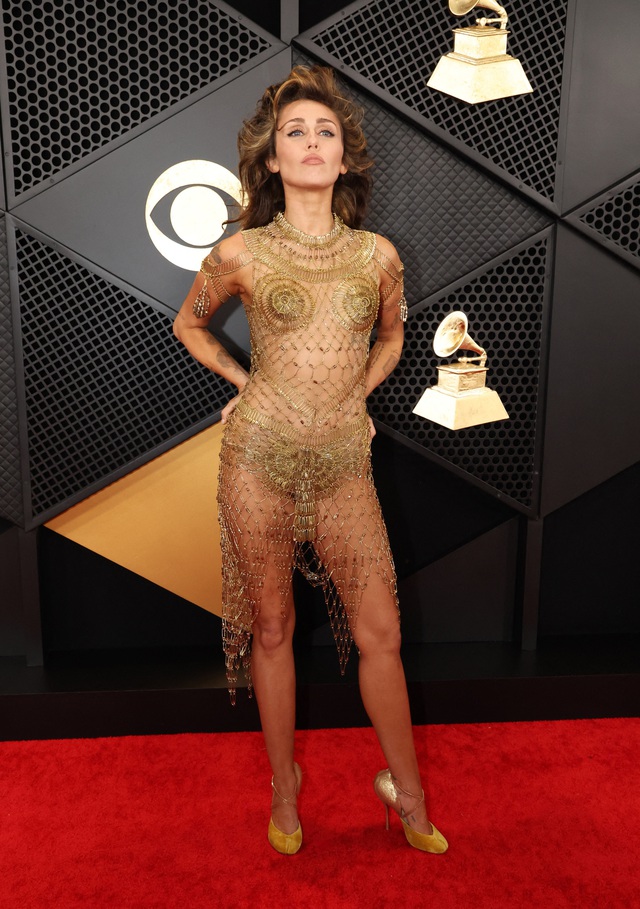 View -             Miley Cyrus mặc 'váy lưới', Dua Lipa gợi cảm tại Grammy 2024    