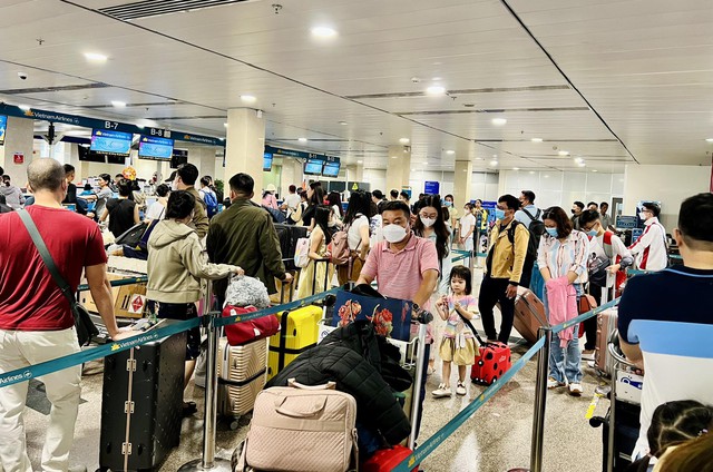View -             Sân bay Tân Sơn Nhất đông nghịt sáng 27 Tết, nhiều người đến sớm 4 tiếng để làm thủ tục    