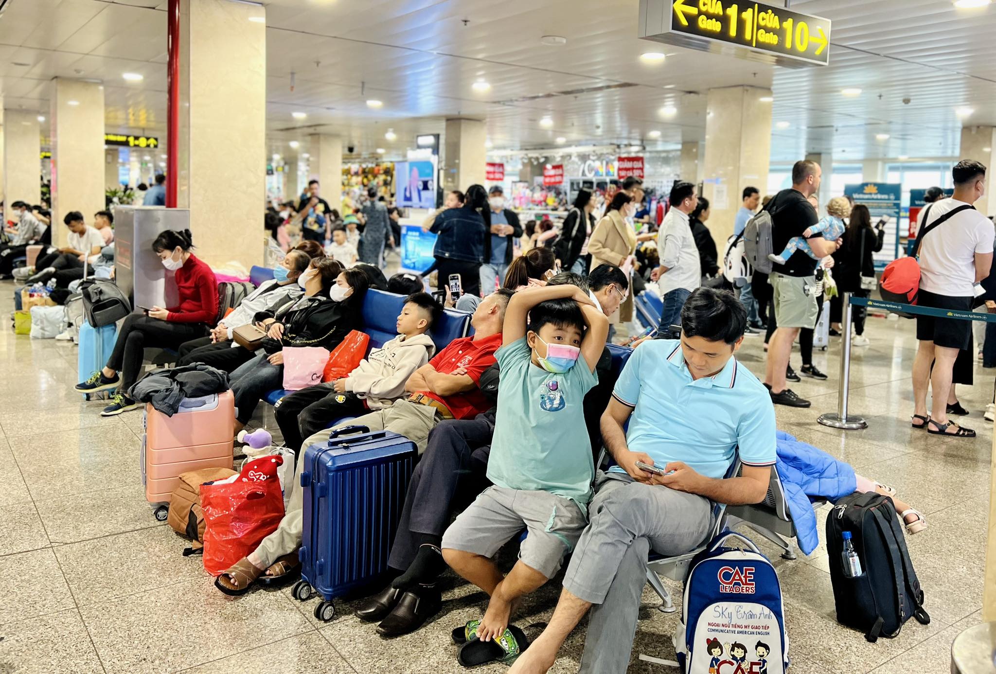 View -             Sân bay Tân Sơn Nhất đông nghịt sáng 27 Tết, nhiều người đến sớm 4 tiếng để làm thủ tục    