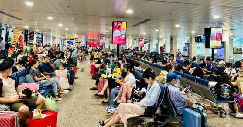             Sân bay Tân Sơn Nhất đông nghịt sáng 27 Tết, nhiều người đến sớm 4 tiếng để làm thủ tục    