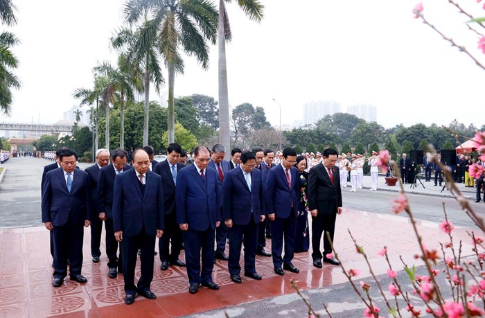 View -             Lãnh đạo Đảng, Nhà nước và thành phố Hà Nội vào Lăng viếng Chủ tịch Hồ Chí Minh và tưởng niệm các Anh hùng liệt sĩ    