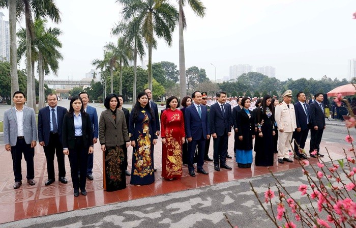 View -             Lãnh đạo Đảng, Nhà nước và thành phố Hà Nội vào Lăng viếng Chủ tịch Hồ Chí Minh và tưởng niệm các Anh hùng liệt sĩ    
